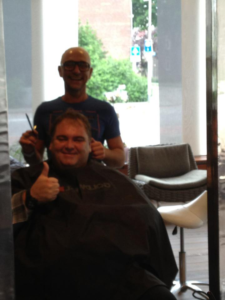 Peter Beense bij kapper Gory in de zaak voor zijn optreden in Sittard op 18 juni 2015